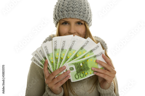 Junge Frau hält Geldscheine
