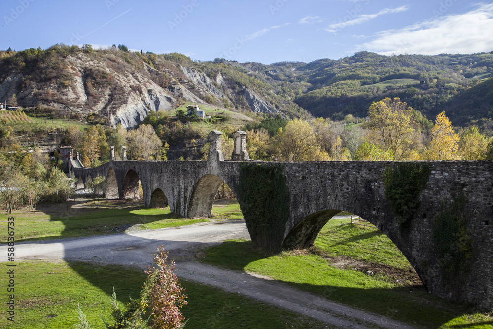 Panorama del ponte gobbo nel comune di Bobbio