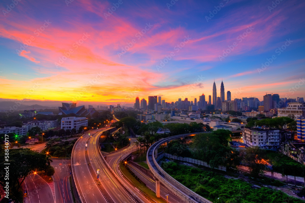 Fototapeta premium Miasto Kuala Lumpur podczas wschodu słońca