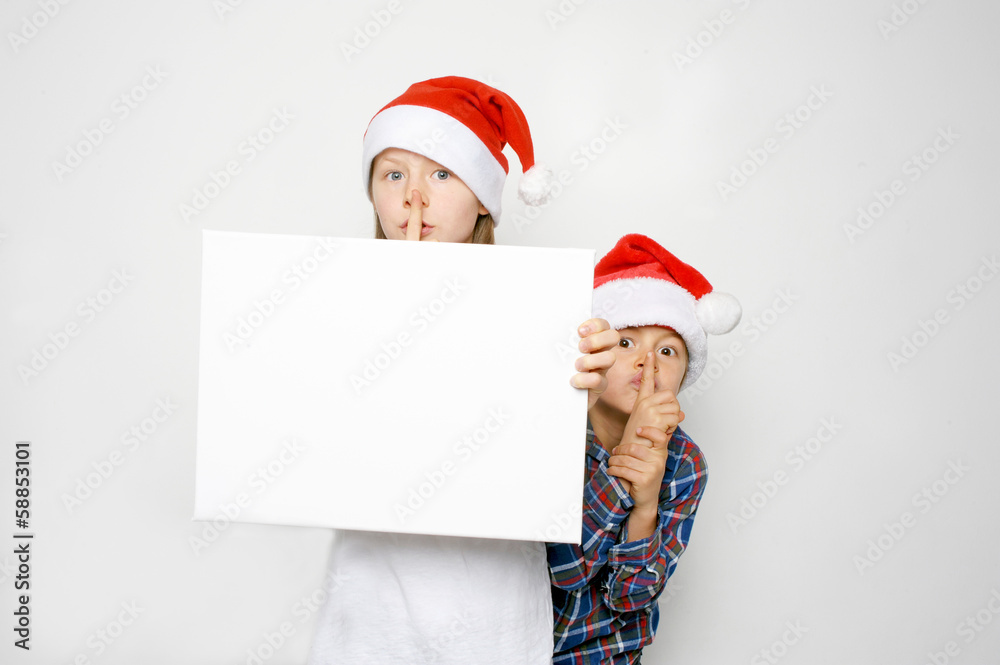 Kinder mit Vorfreude auf Weihnachten Kinder mit Vorfreude auf Weihnachten