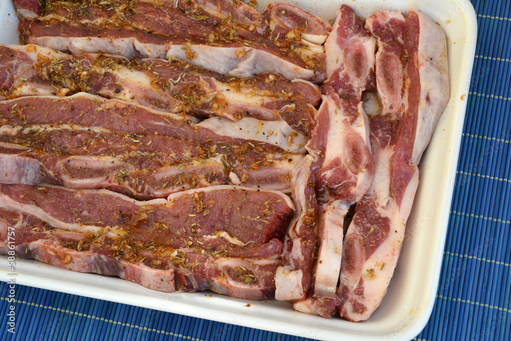 Carne adobada en una bandeja para el horno Stock Photo | Adobe Stock
