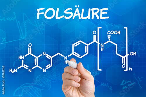 Hand zeichnet chemische Strukturformel von Folsäure