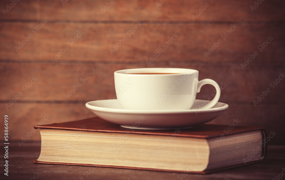 Obraz premium Cup of coffe with book
