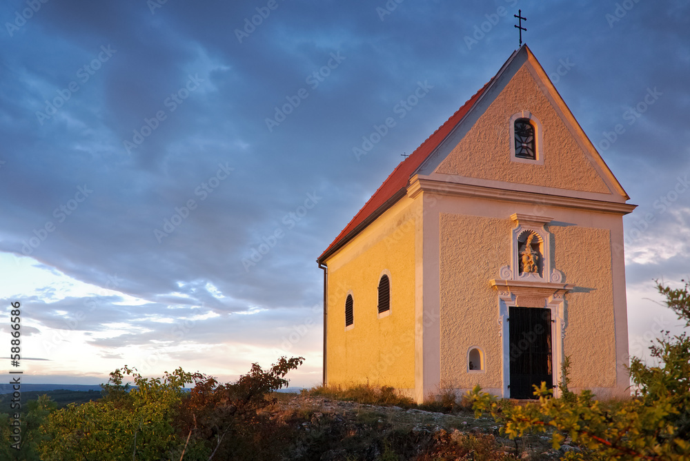 Alte Kapelle auf einem Hügel bei St. Margarethen