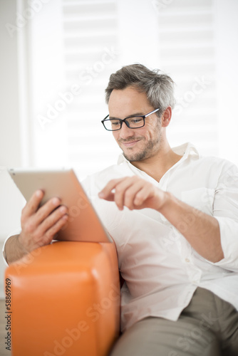 Obraz na płótnie Handsome man surfing on tablet