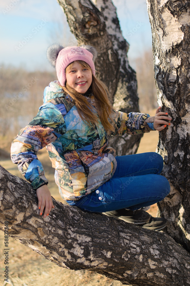 Naklejka premium The girl on a tree.