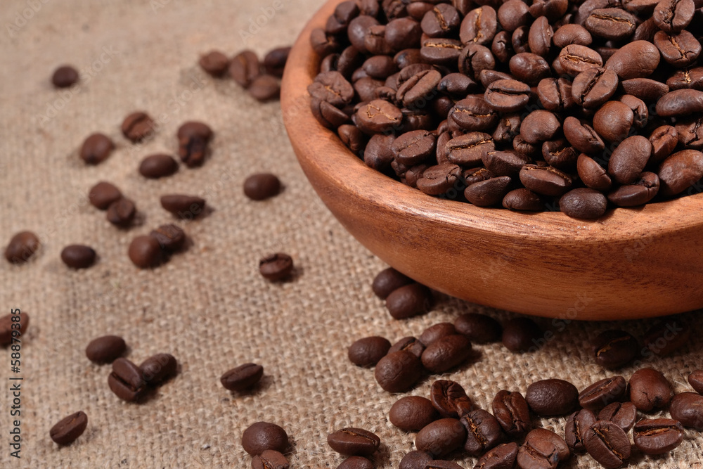 Fototapeta premium Coffee beans in a wooden bowl