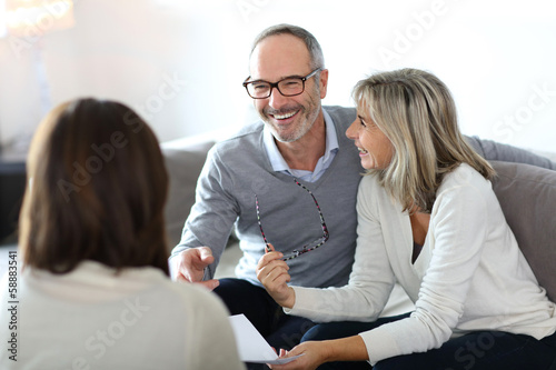 Foto Senior couple meeting financial adviser for investment