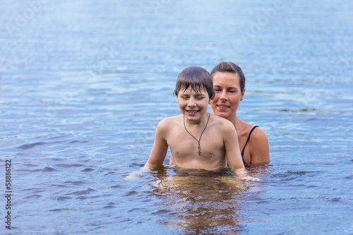 Сын купался в душе. Мама купается на озере. Мама с сыном купается на озере. Купаю сына. Мать купается с сыном голышом.