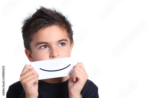 bambino con disegno sorriso photo