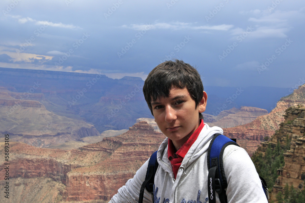 jeune homme au Grand Canyon, Arizona