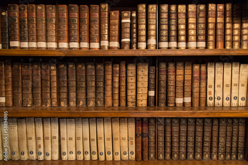 Livres dans une bibliothèque photo