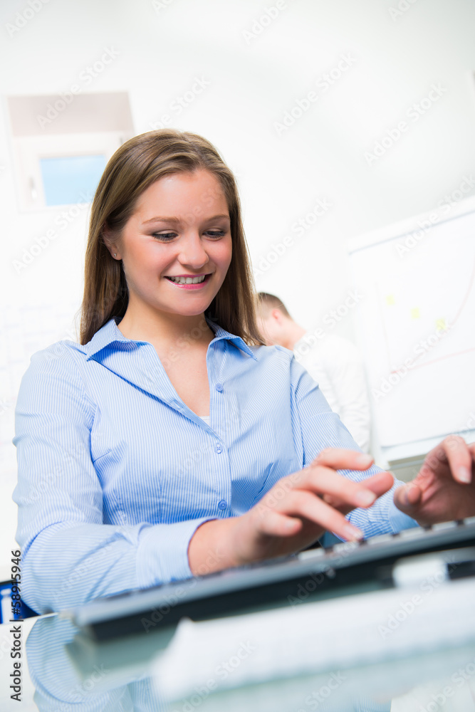 junge angestellte am pc junge angestellte am pc