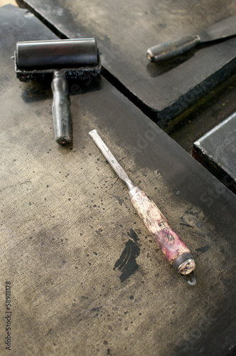 Lithografiestein mit Werkzeug