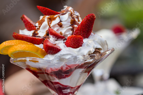 Konstfotografi Delicious vanilla sundae with strawberry