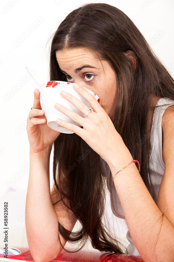 femme au petit déjeuner femme au petit déjeuner