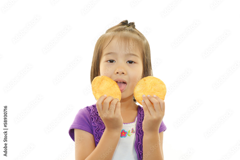 お菓子を食べる女の子