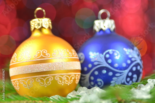 dekoracja bożonarodzeniowa, kolorowe bombki na tle bokeh