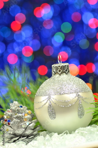 dekoracja bożonarodzeniowa, srebrna bombka na tle bokeh