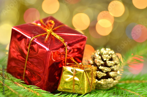 dekoracja bożonarodzeniowa, świąteczne prezenty na tle bokeh