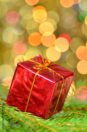 dekoracja bożonarodzeniowa, świąteczny prezent na tle bokeh