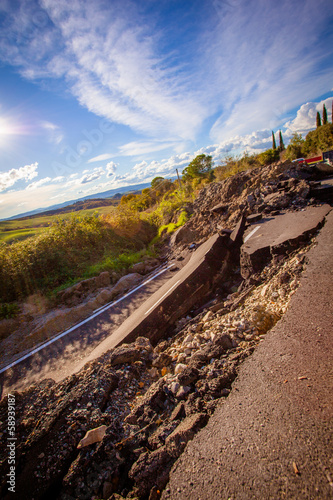 Strada crollata