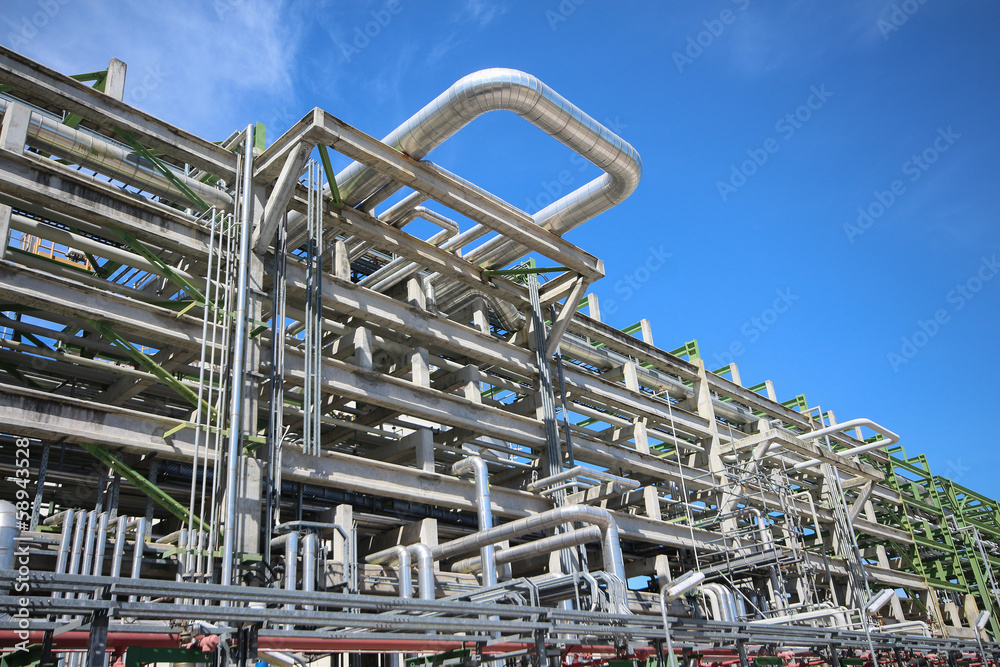 Structure with piping in refinery plant