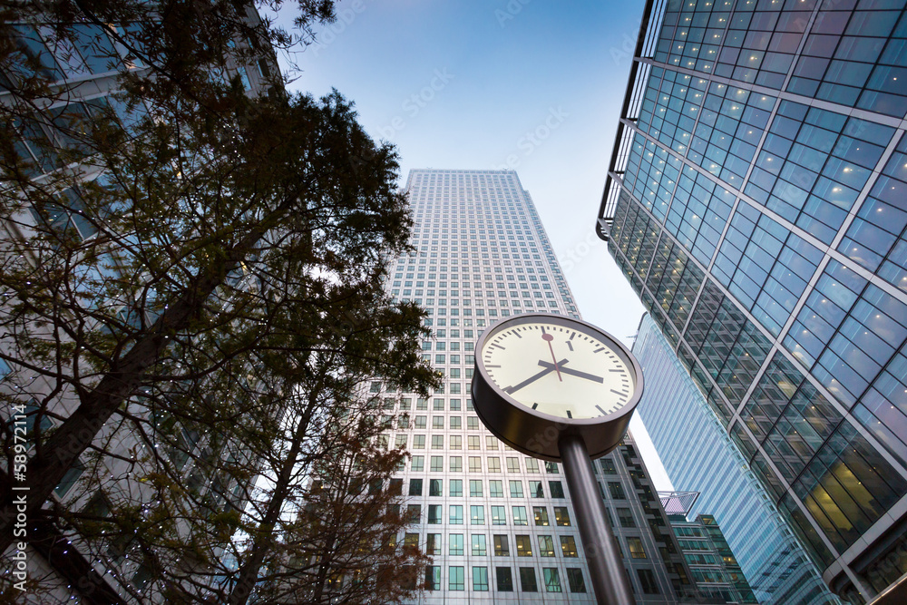 Clock in front of business building in Canary Wharf - obrazy, fototapety, plakaty 