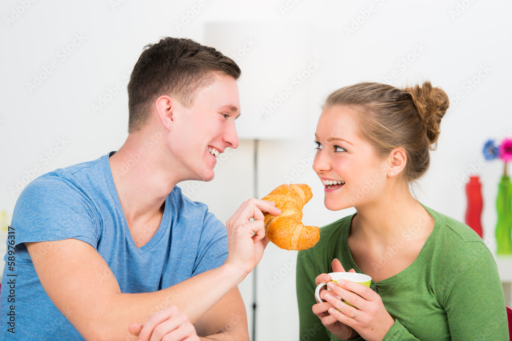 gemeinsames frühstück mit croissant gemeinsames frühstück mit croissant