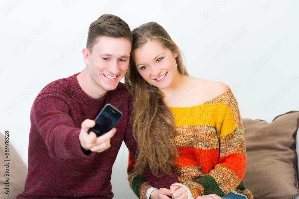 paar macht selbstportrait mit dem smartphone paar macht selbstportrait mit dem smartphone