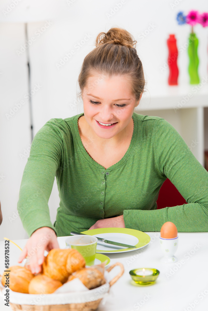 junge frau frühstückt