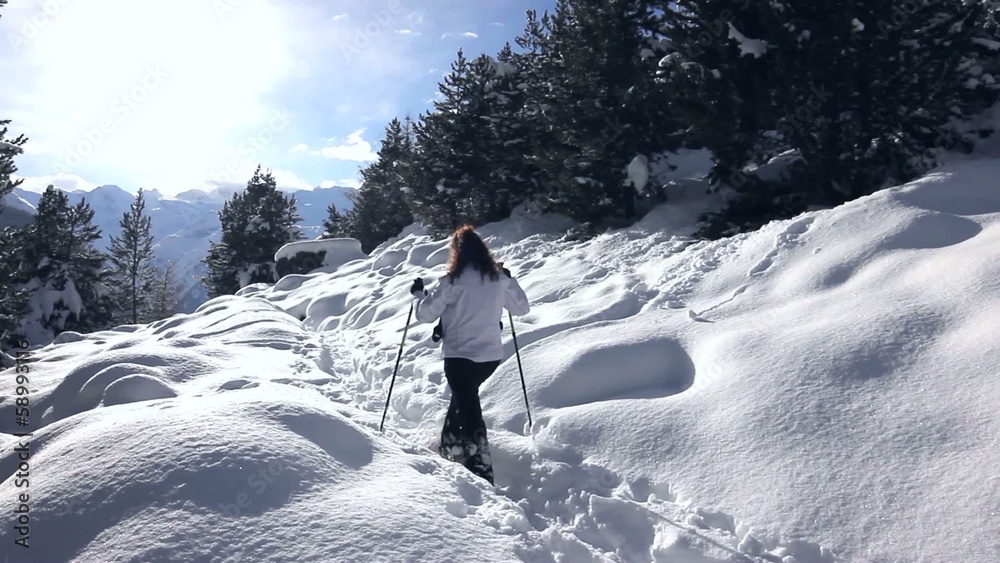 Ragazza che ciaspola in montagna