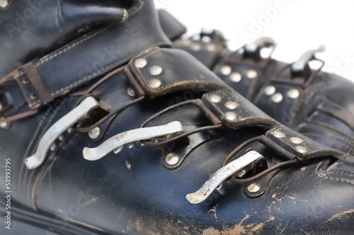 détails d'anciennes chaussures de ski