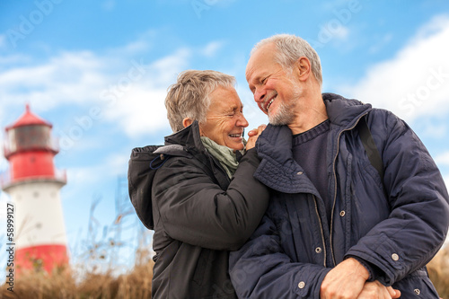 älteres senioren paar gesund und glücklich an der ostsee