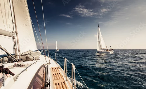 Obraz Jacht żaglowy z białymi żaglami