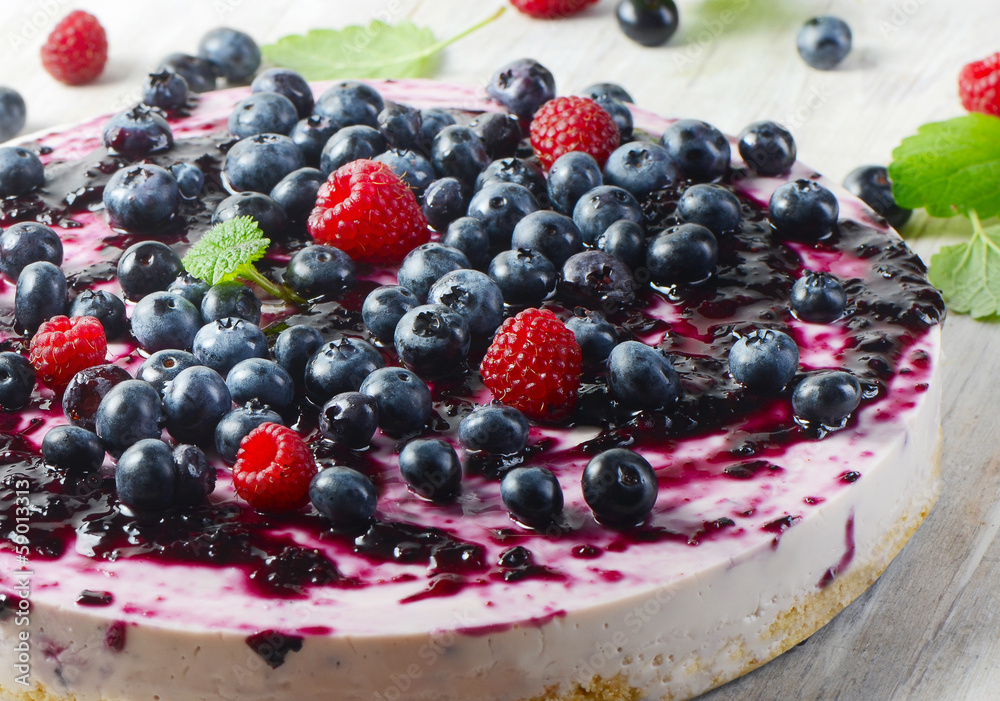 Cake with cream cheese and berries Cake with cream cheese and berries