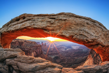 Fotobehang Natuurpark Iconische zonsopgang bij Mesa Arch  © Frédéric Prochasson