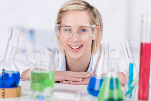 mitarbeiterin mit schutzbrille im labor photo