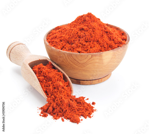 Foto red ground paprika isolated on white