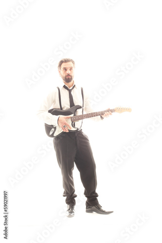 stehender mann mit e-gitarre