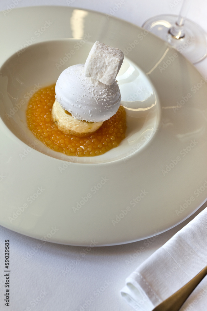 Mousse de fruit, meringue, guimauve et coulis de fruits Mousse de fruit, meringue, guimauve et coulis de fruits