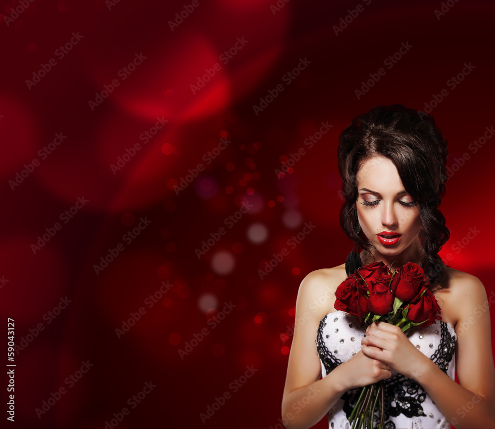 Naklejka premium Dreamy Woman with Bouquet of Flowers over Purple Background