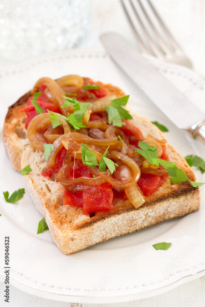 bread with tomato, onion and parsley