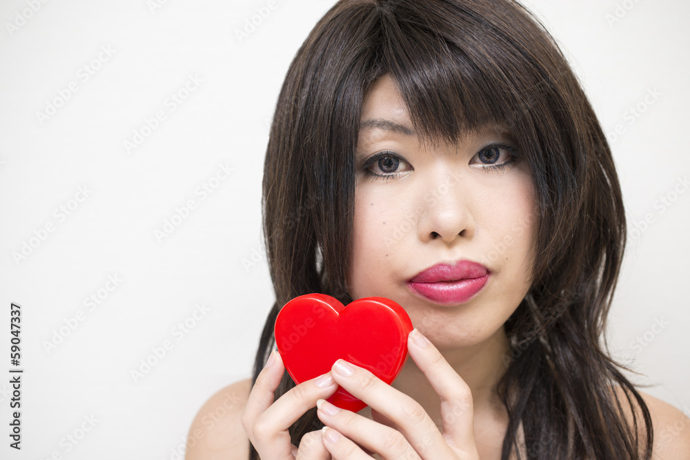 ハートを持った女性 ハートを持った女性