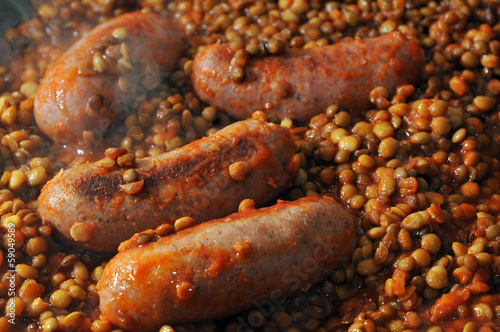 Salsicce e lenticchie al sugo, cotte in padella. © emanuelereporter