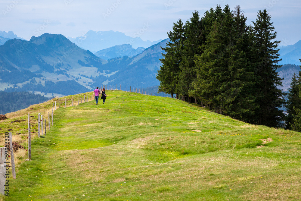 Coppia che passegia tra le alpi Svizzere