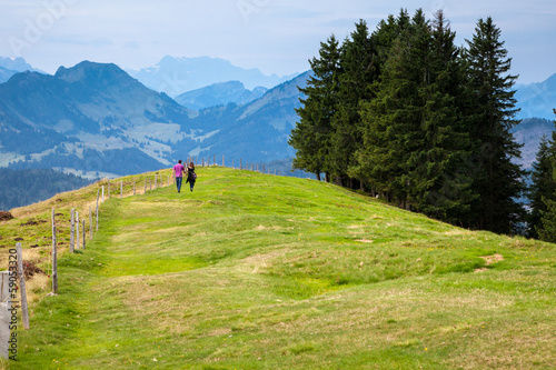 Coppia che passegia tra le alpi Svizzere photo