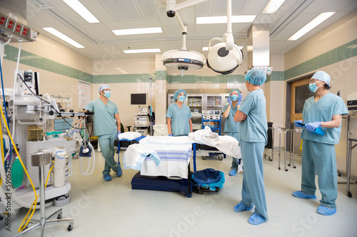 Fotografia Medical Team Discussing In Operation Room