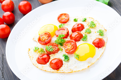 Fried eggs with cherry tomatoes