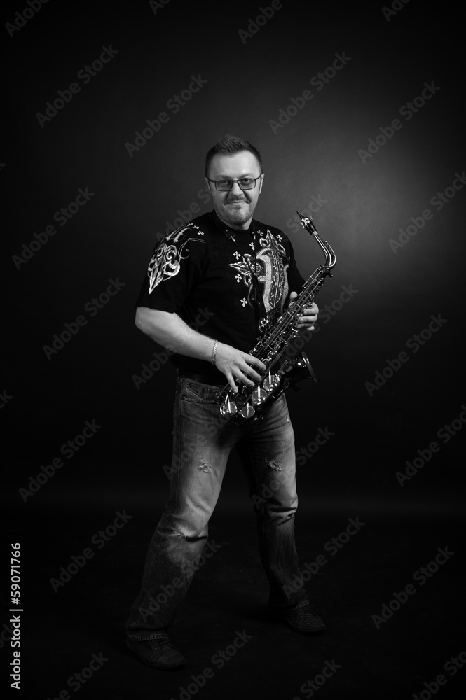 Naklejka premium Black and white portrait of saxophonist